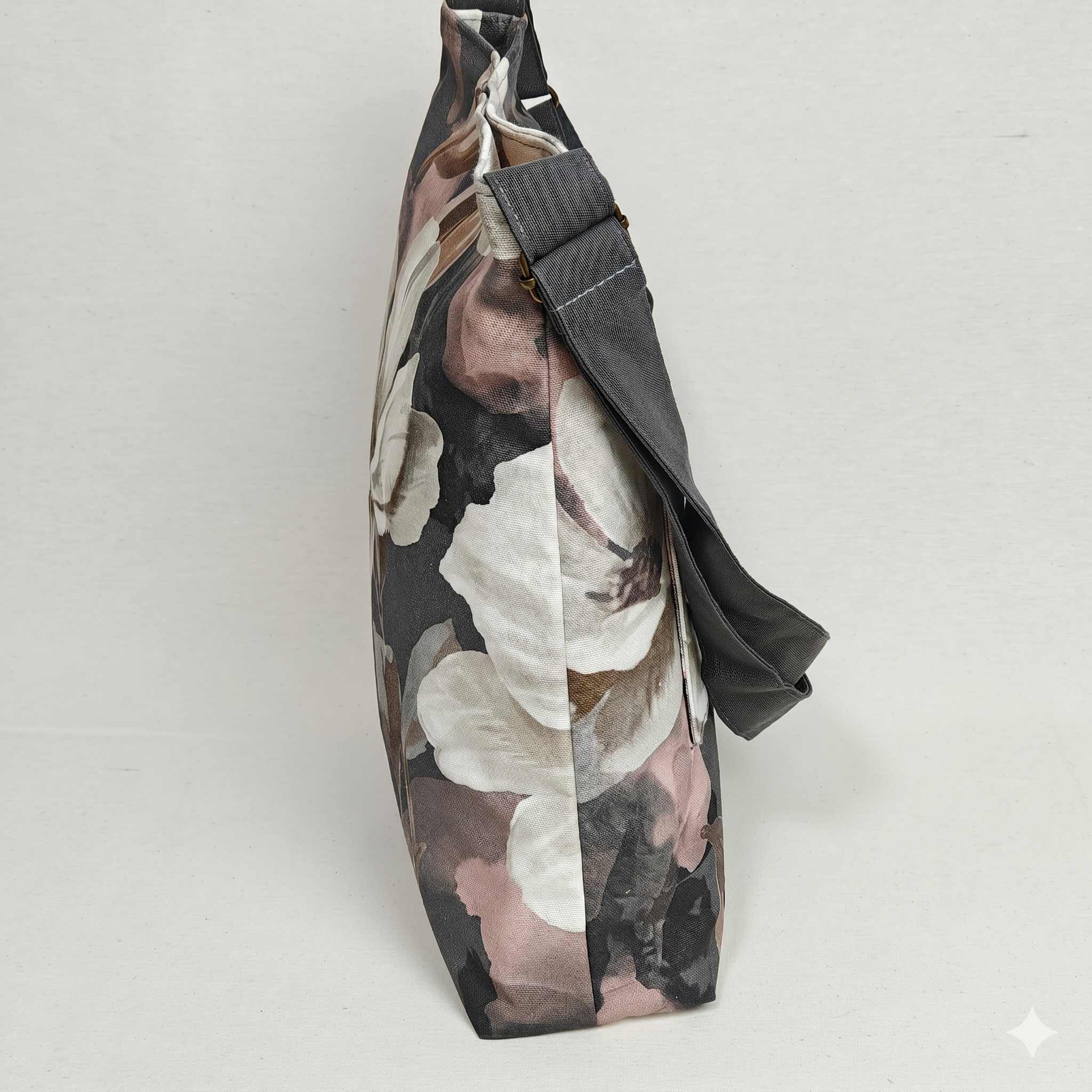 Bolso Bandolera Colección BlomAsh - Tote de Tela Floral Gris - Imagen 6